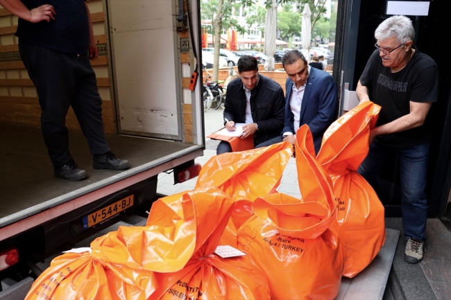 Hollanda'da kullanılan oylar Türkiye'ye gönderilmek üzere yola çıktı